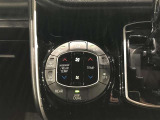 左右独立温度コントロールフルオートエアコンです。運転席、助手席それぞれで独立して温度設定ができます。