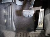 【ペダル】BMWはオルガン式アクセルペダルを採用しています。踏み込む足とペダルが同じ軌跡を描くため、かかとがずれにくく、アクセルコントロールがよりしやすくなるメリットがあります。
