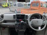 【インテリア】足元広々インパネシフト♪運転席から助手席への移動も楽にできますね♪道の状況や止める場所によって運転席側から出づらい時ってありませんか?そんな時、助手席側から降りることができますよ♪