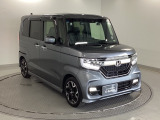 狭い駐車場でも、スライドドアならチャイルドシートへのお子さまの乗降や荷物の積載もスムーズ。とても便利な【両側電動スライドドア】ドアハンドを少し引くだけでリアドアが自動開閉します。