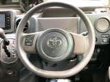 インテリアに合わせたデザインのステアリングは、運転される方のことも考え、運転しやすい形状、大きさです。是非一度、実際に触ってお確かめください。