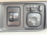 【電動格納ミラー】サイドミラーは電動格納式となっており、狭い駐車場でもキズがつくリスクを抑えられます。