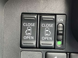 両側電動スライドドアのスイッチ付です。車内からもスイッチひとつで楽にドアの開閉が可能です。電動なので開閉時に力を使う必要がなく、半ドアになることもありません!