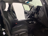 広い足元にゆったり座れるシートには肘掛けも装備しており長距離の運転でも疲れにくくなってます。女性でも運転がしやすいように、シートの高さ調整機能(シートリフター)がついています。