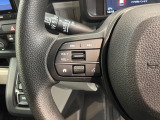 ステアリングにオーディオ操作スイッチが付いています。オーディオ画面に直接タッチしなくても操作が出来ますので、運転に集中できます。