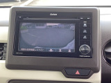 後退時に車両の後ろ側をモニター画面に表示します。車庫入れが苦手な人もこれで安心♪