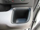 運転席右側のドリンクホルダーです。