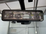 スマートルームミラーは、車両後方に設置されたカメラの映像を、ルームミラーに映し出すことで、死角をなくし、安全性を向上させることができます。また、夜間や雨天時でも、クリアな映像を映し出すことができます。