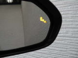 隣車線を走る車両をレーダーで検知し、ドアミラーでは確認しにくい後側方エリアに存在する車両に加え、急接近してくる車両も検知します。車両を検知するとドアミラーに搭載されたLEDインジケーターが点灯します。