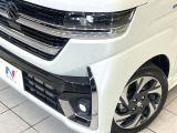 【LEDヘッドライト】悪天候や夜間走行時も良好な視界を確保し安心して運転できる高輝度LEDヘッドライトを装備!点灯速度が早く、消費電力も抑えられています。