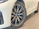 BMW純正アロイホイールはモデルやパッケージに合わせてデザインされています。洗練されたデザインで、足元の個性を引き立てます。