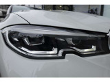 【LEDヘッドライト】先進のテクノロジーを採用し、照射される白色光の周波特性は太陽に近く、自然な明るさで夜道を明確に照らし出します。夜間はもちろん悪天候の日中でも優れた視認性を発揮し、安全性を高めます。