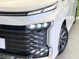 【LEDヘッドライト】悪天候や夜間走行時も良好な視界を確保し安心して運転できる高輝度LEDヘッドライトを装備!点灯速度が早く、消費電力も抑えられています。
