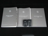 キーを携帯していればリクエストスイッチを押すだけでドアの開錠・施錠が可能です。しかもキーを差し込むことなくエンジンの始動・停止も可能です。取扱説明書・メンテナンスノートが揃っていますので安心です。