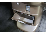 センタークラスターには収納を備えています。小物の収納として使っても、ダストボックスとして使用しても便利ですよ。