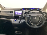 車内は光触媒抗菌消臭施工済です。スタイリッシュなデザインでスポーティなインパネ周りを演出します。グローブボックスやカップホルダーのほかにトレーなどたくさんの収納スペースが付いています。