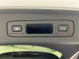 パワーテールゲート装備、荷物でいっぱいの時にスマートキーを持っていれば、ハンズフリーでテールゲートの開閉が出来ます。