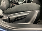 運転席にはドライバーの体型や好みに応じて前後方向だけでなく、高さの調整ができるシートリフターを装備!