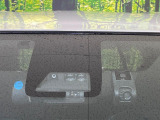 【プリクラッシュセーフティ】前方の車両等を検知し、衝突しそうな時は警報で注意を促し、ブレーキを踏む力をサポート。ブレーキを踏めなかった場合は衝突被害軽減ブレーキが作動、衝突回避をサポートします。