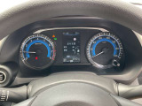 視認性の高いメーターで運転情報を的確に把握できます