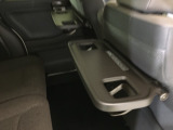 おやつタイムに活躍するシートバックテーブル付きです。