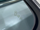 【ブラインドスポットモニター】走行中、ドアミラーの死角になりやすい箇所に後続車が接近するとサイドミラーのレンズに警告を表示!ドライバーに注意喚起をしてくれます。