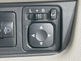 【電動格納ミラー】サイドミラーは電動格納式となっており、狭い駐車場でもキズがつくリスクを抑えられます。