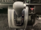 CVT車のセレクトレバーです。低速から高速まで、変速ショックのないスムーズな走りと、エンジン効率のよい領域を維持して燃費にも貢献します。サイドブレーキはスイッチ操作の電子制御パーキングブレーキです。