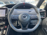 手元でナビの音量調整等が出来るのでナビの操作によるわき見運転を防止することが出来ます。
