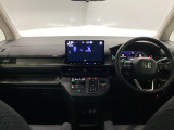 運転席と助手席の間はすっきり、移動も楽々です。さっと手が届く位置にATセレクトレバーやエアコンスイッチなどがあり操作性に優れています