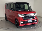 狭い駐車場でも、スライドドアならチャイルドシートへのお子さまの乗降や荷物の積載もスムーズ。とても便利な【両側電動スライドドア】ドアハンドを少し引くだけでリアドアが自動開閉します。