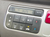【オートエアコン】一度お好みの温度に設定すれば、車内の温度を検知し風量や温度を自動で調整。暑い&hellip;寒い&hellip;と何度もスイッチ操作をする必要はありません。快適な車内空間には必須の機能ですね♪