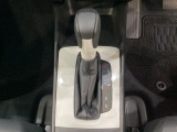 CVT車のセレクトレバーです。低速から高速まで、変速ショックのないスムーズな走りを実現するとともに、エンジン効率のよい領域を維持することで燃費にも貢献します。