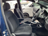 運転席・助手席は、ゆったりと座れるサイズで、長時間の運転でも快適です。