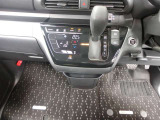 シフトレバーがステアリングに近く運転しやすく、足元もスッキリします