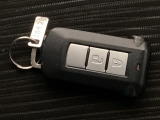 スマートキー装備! 鍵を携帯するだけで、ドアの開閉やエンジンの始動・停止が可能です。