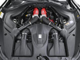 620ps(カタログ値)を発揮する3.9L・V8ツインターボエンジンをフロントに搭載しております。
