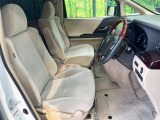 運転席まわりには十分なスペースがあり、大柄な方でもゆったり運転していただける環境です。