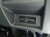 運転席から手の届く位置に ETC車載器付いております。高速道路の料金所もスムーズに通過できますよ♪
