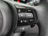 ◆アダプティブクルーズコントロール◆予め設定した車速内でクルマが自動的に加減速。前走車との適切な車間距離を維持しながら追従走行します。【LKAS】車線維持支援システムでステアリング操作を支援。