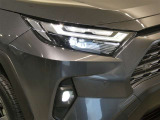 LEDヘッドライトです。デザイン性がよくとても明るいので、夜間の走行や悪天候でも安心です。しかも長寿命!