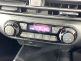 【オートエアコン】一度お好みの温度に設定すれば、車内の温度を検知し風量や温度を自動で調整。暑い&hellip;寒い&hellip;と何度もスイッチ操作をする必要はありません。快適な車内空間には必須の機能ですね♪