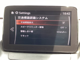 TSRは、走行中にフォワードセンシングカメラ (FSC) またはナビゲーションシステムが認識した交通標識を、アクティブ・ドライビング・ディスプレイおよびメーターに表示することで、安全運転を支援するシステムです。