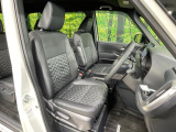 運転席まわりには十分なスペースがあり、大柄な方でもゆったり運転していただける環境です。
