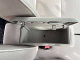 中央にコンソールボックスを装備しております。