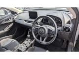 フロントシートは心地よいフィット感と程よいホールド性を両立。今までになく快適な運転を楽しめるマツダ自慢のシートです。