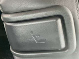 助手席は右側にもリクライニングレバーがあり、運転席からのリクライニング調整が可能です。