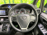 インテリアに合わせたデザインのステアリングは、運転される方のことも考え、運転しやすい形状、大きさです。是非一度、実際に触ってお確かめください。