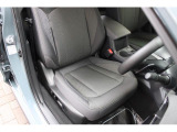 運転席シートは擦れなども少なくきれいな状態です。