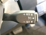 【クルーズコントロール】高速道路もラクラク走行。アクセルを離しても一定速度で走行ができ、長距離運転時の負担を軽減!加速・減速も簡単なスイッチ操作で調整できます。